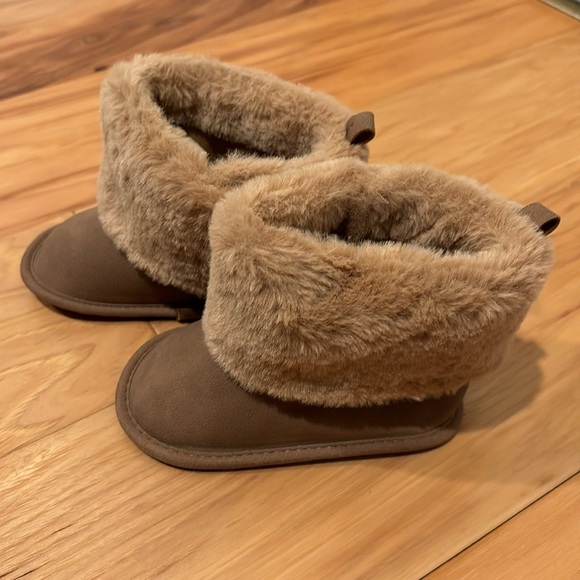 Carter’s faux fur boots, size 12-18 months - Picture 4 of 6